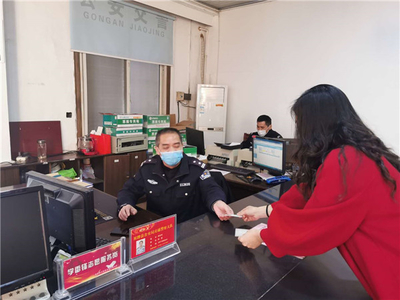 戰疫情 保暢安 雙牌交警學雷鋒精神，為民服務當先鋒